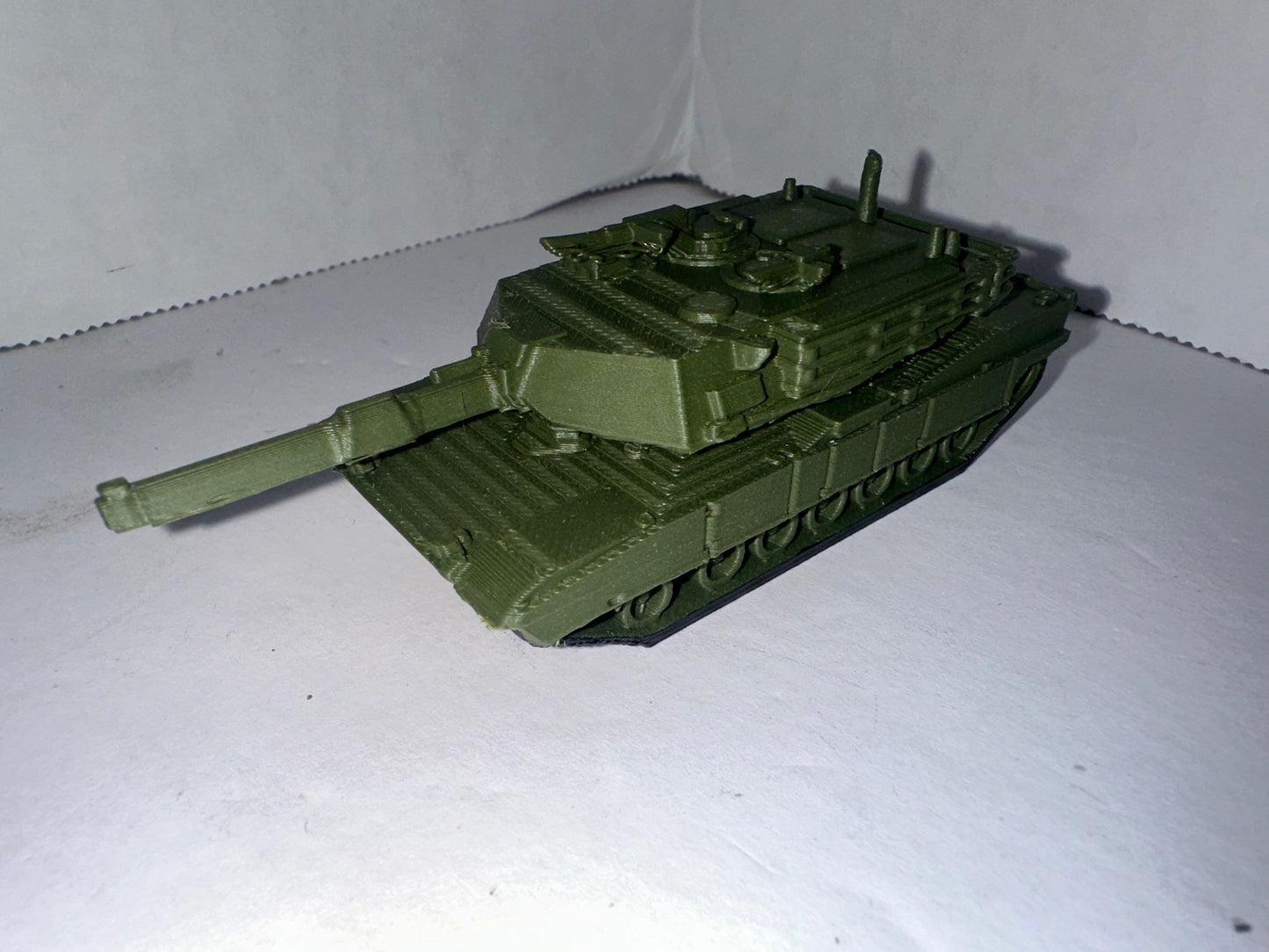 HO Scale M1A1 Tank Detailed 1:87 Military Vehicle US Army Forest Green Train Scenery Background Model