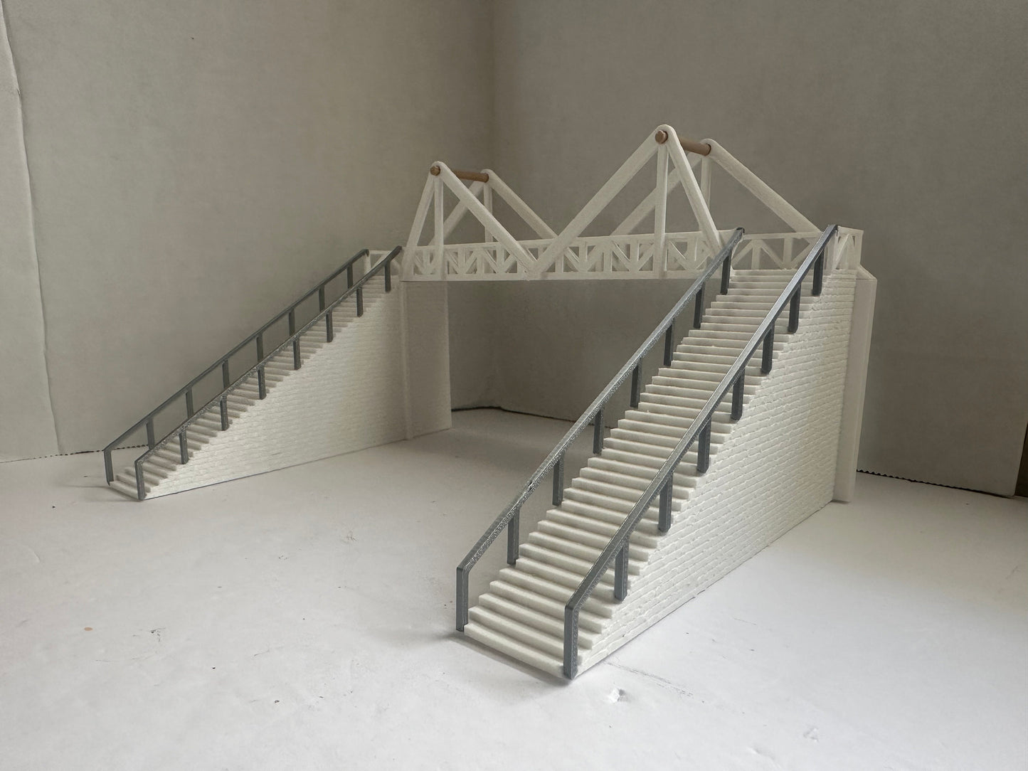 HO Scale Pedestrian Bridge / Walkway 2 Track 1:87 Detailed Urban Train Scenery / City Buildings / Diorama