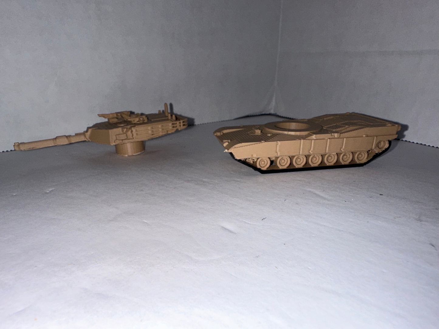 HO Scale M1A1 Tank Detailed 1:87 Military Vehicle US Army Desert Tan Train Scenery Background Model